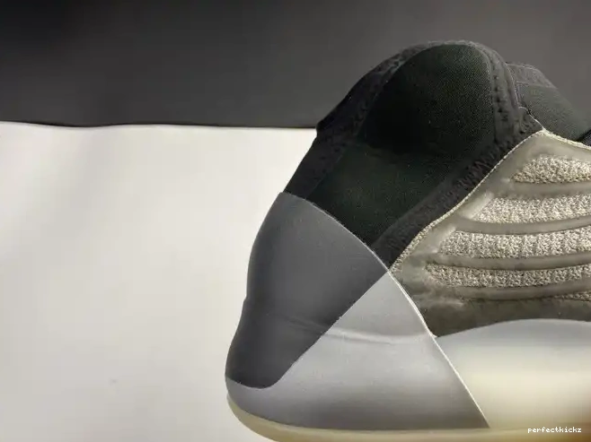 Barium Quantum Yeezy Adidas H68771 0611